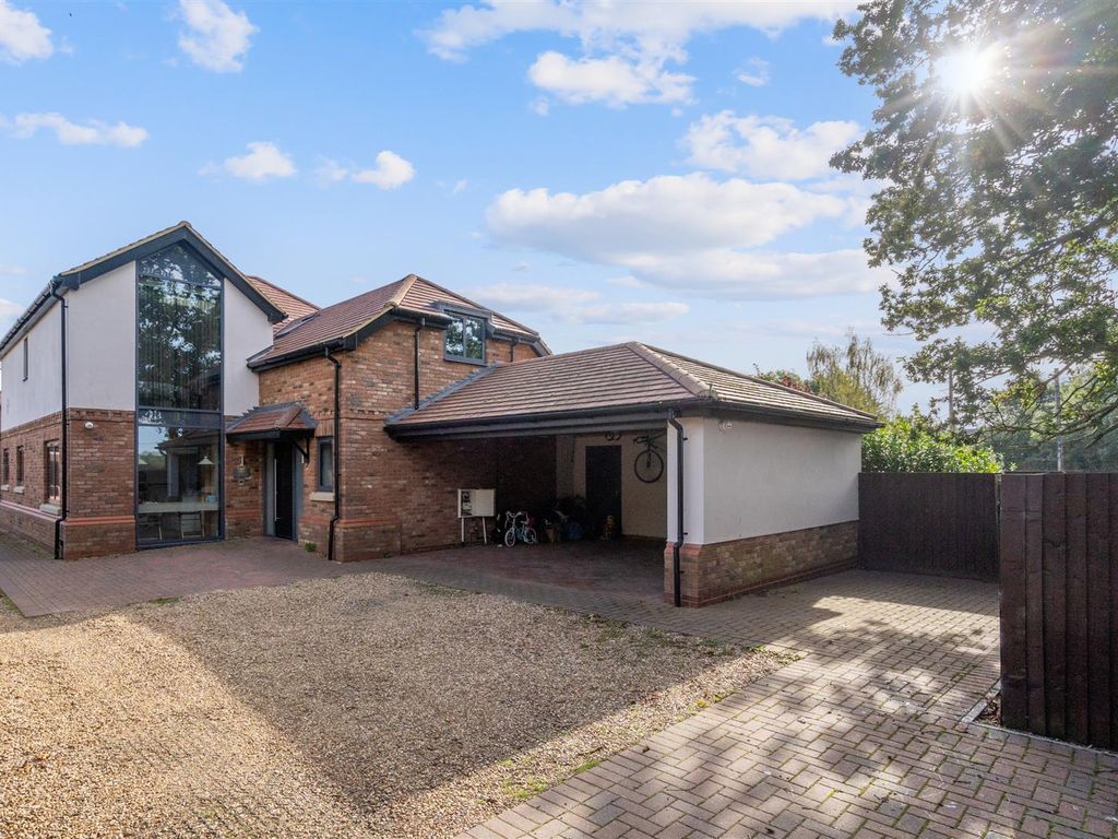 4 bed detached house for sale in Newport Road, Woburn Sands, Milton