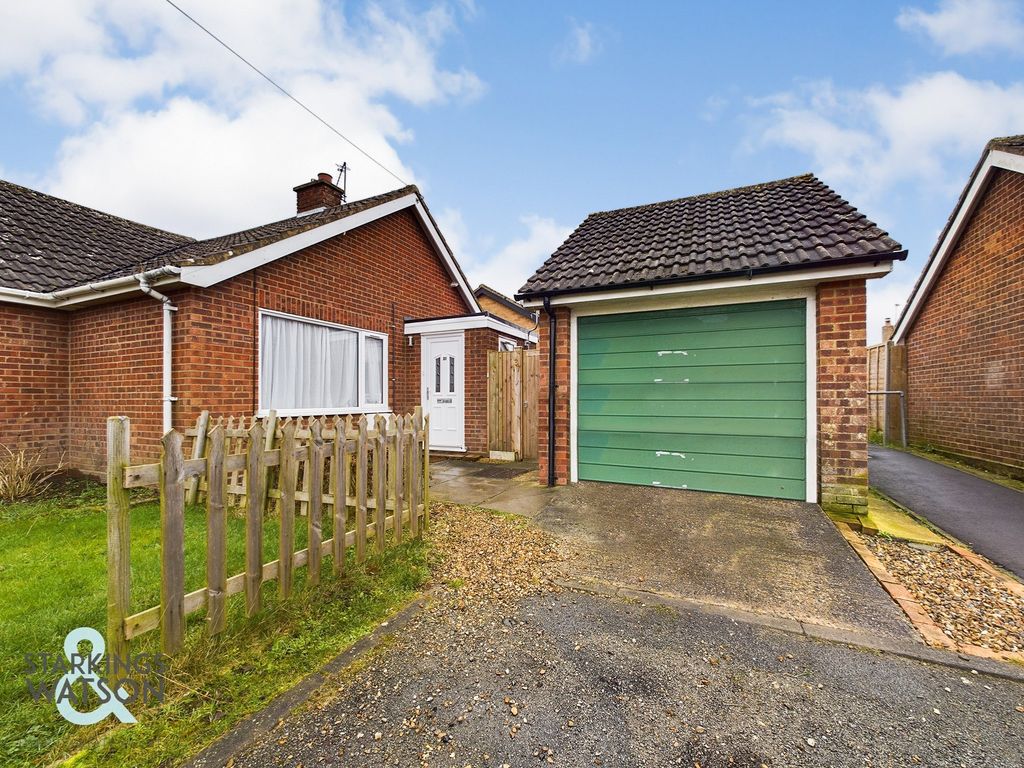 2 bed semidetached bungalow to rent in Clarkson Road, Lingwood