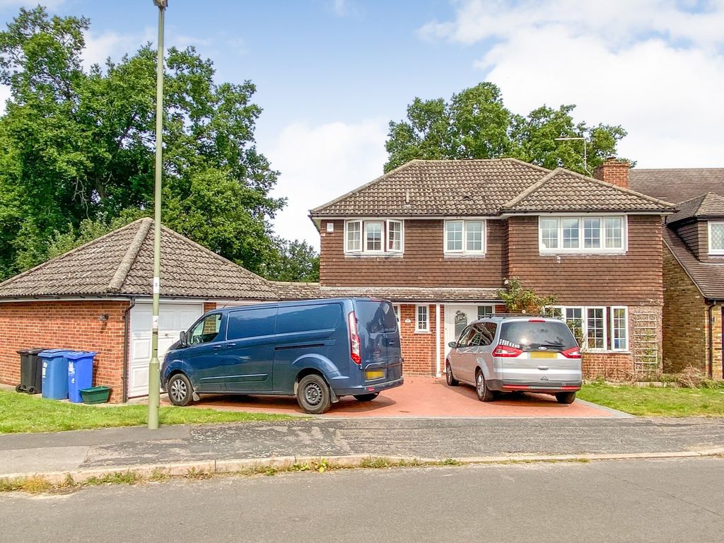 4 bed detached house for sale in Crosby Gardens, Yateley GU46, £475,000