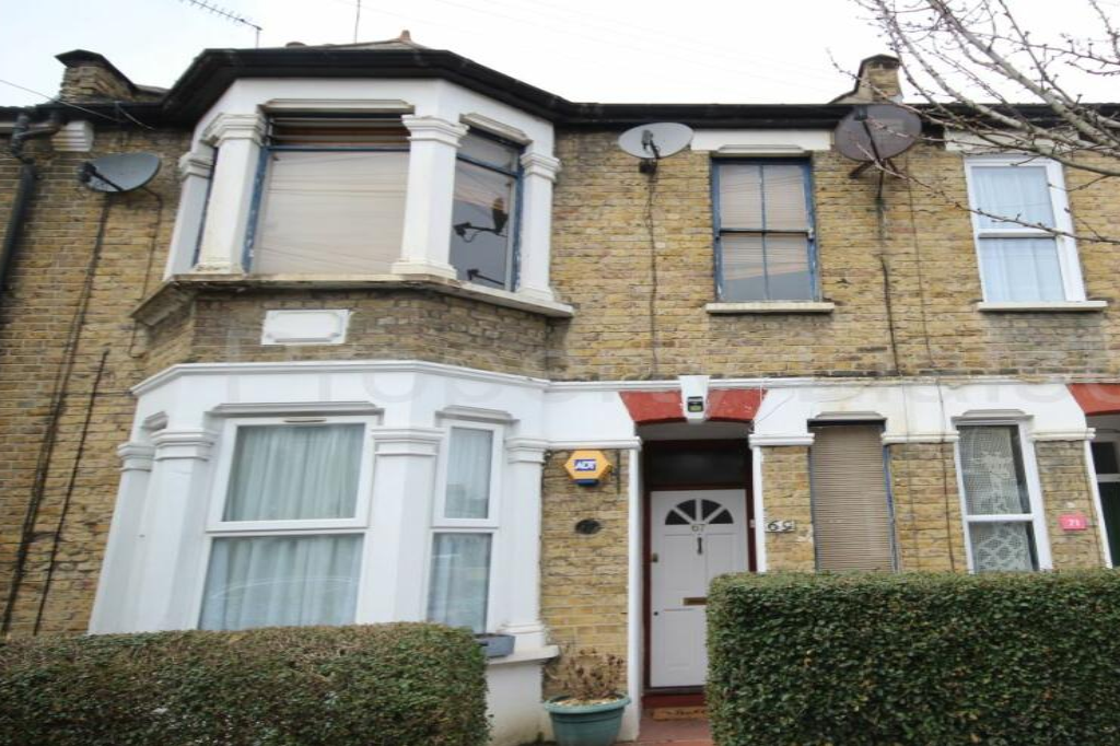 3 bed flat for sale in Newport Road, London E10 Zoopla