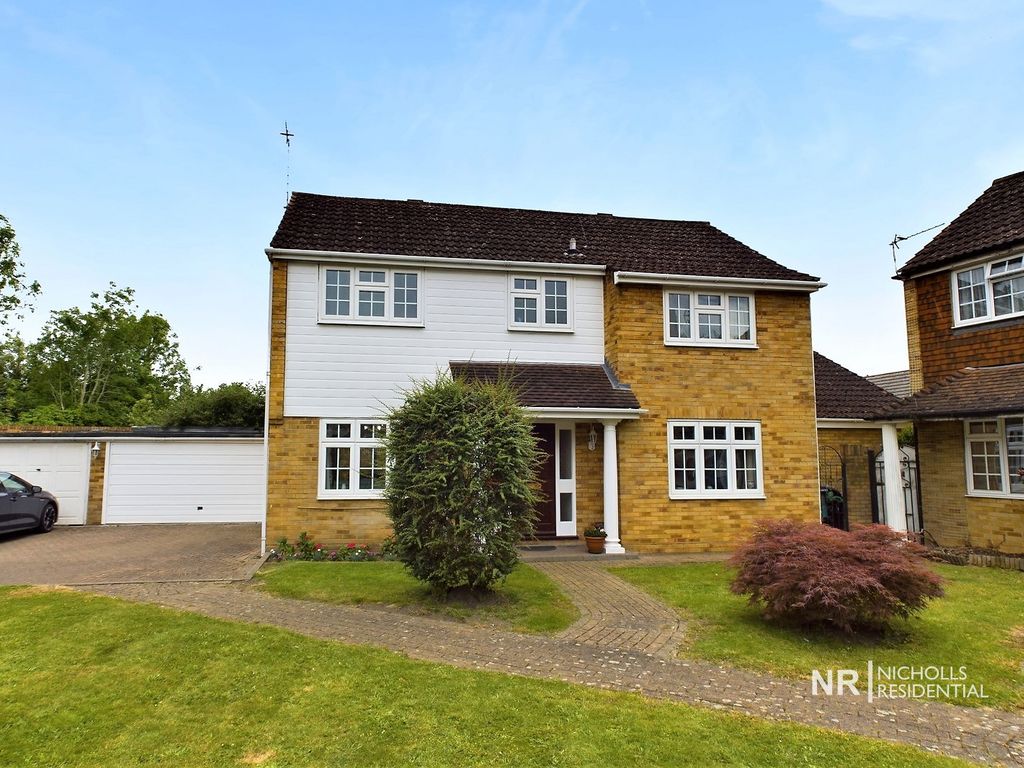5 bed detached house for sale in Gladeside Close, Chessington, Surrey