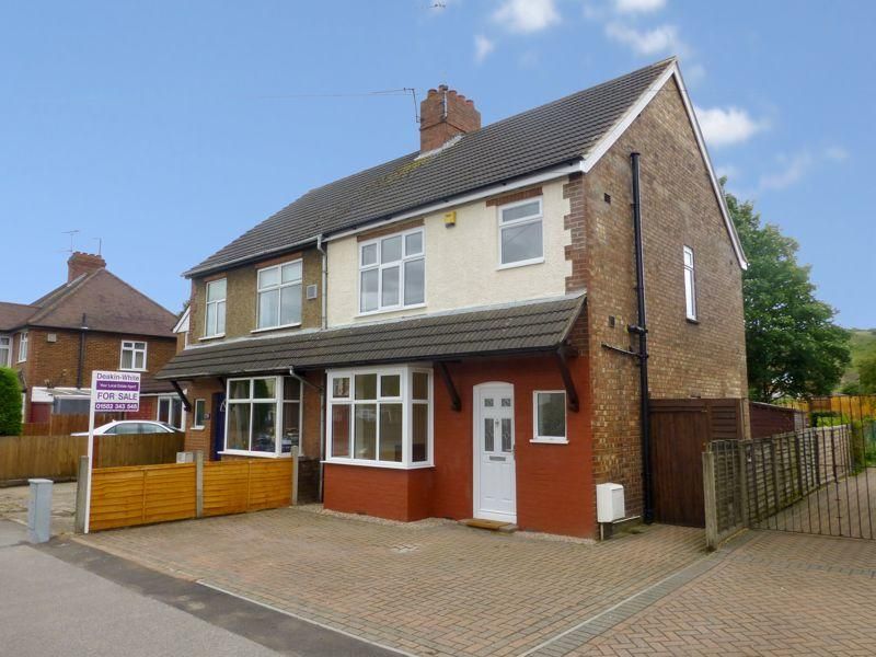 3 bed semidetached house to rent in Luton Road, Dunstable LU5, £1,700