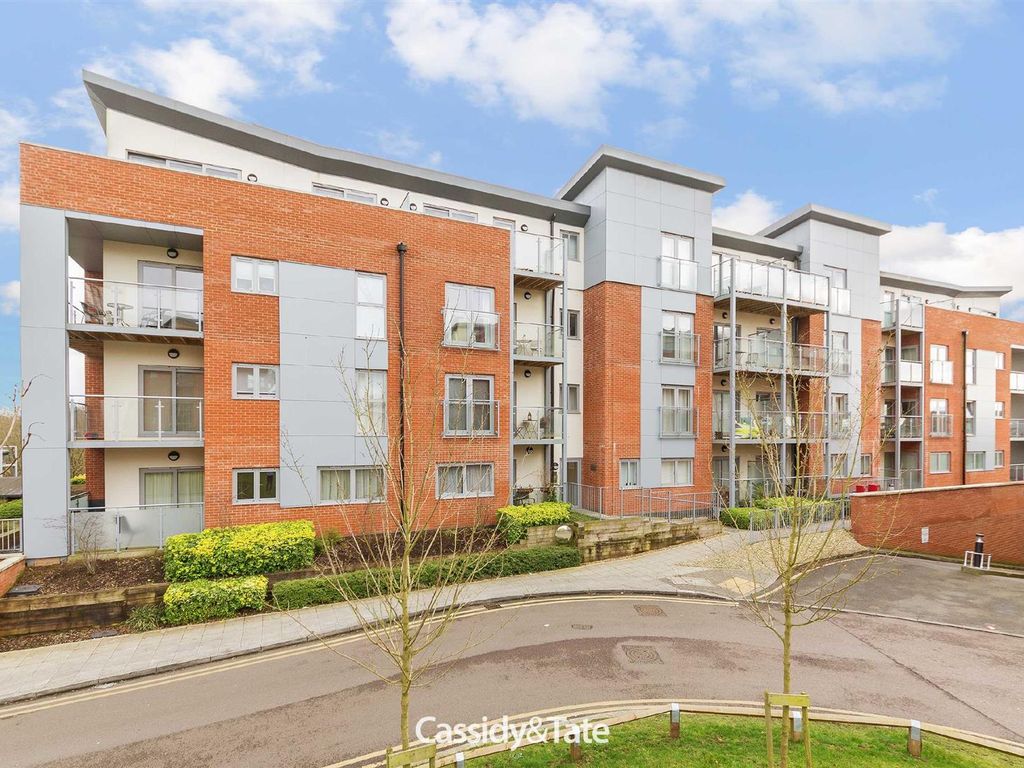 1 bed flat for sale in Serra House, Charrington Place, St Albans AL1, £