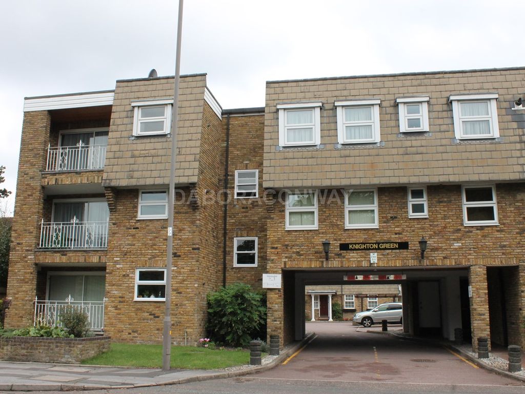 2 bed flat to rent in Knighton Green, Buckhurst Hill IG9, £1,700 pcm Zoopla