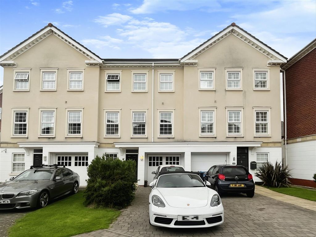 4 bed terraced house for sale in Dryersfield, Great Boughton, Chester