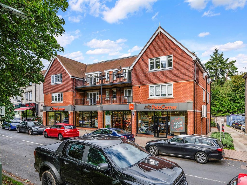 2 bed flat for sale in Waterhouse Lane, Kingswood, Tadworth KT20, £399,950 Zoopla