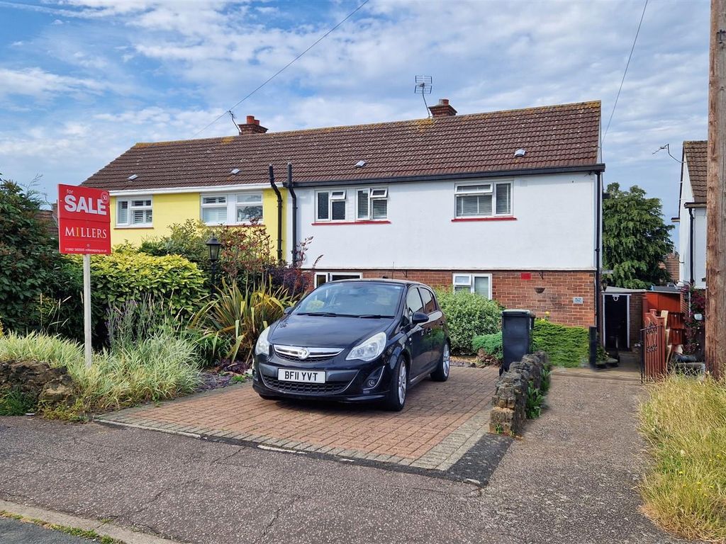 3 bed semidetached house for sale in Beaconfield Road, Epping CM16, £