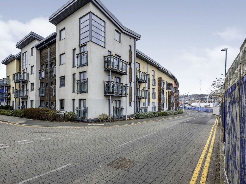 Room to rent in Apartment, St. Stephens Court, Maritime Quarter