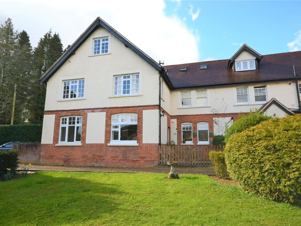 2 bed flat for sale in The Crescent, Farnham, Surrey GU9 Zoopla