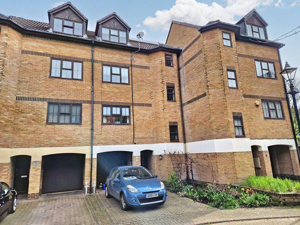 3 bed town house for sale in Hathaway Court, Esplanade, Rochester ME1