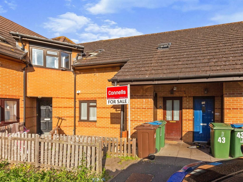 3 bed terraced house for sale in Crown Leys, Aylesbury HP20 Zoopla