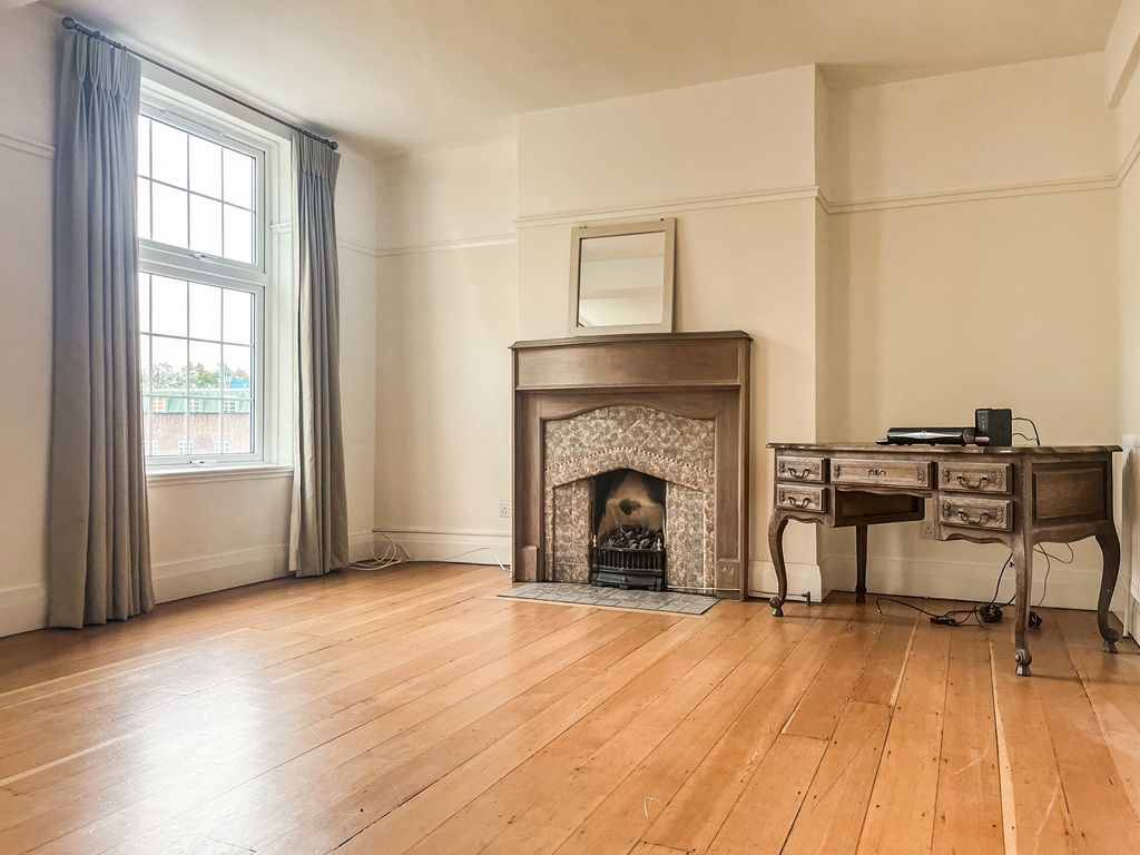 3 bed block of flats to rent in Telford Court, Streatham Hill SW2, £