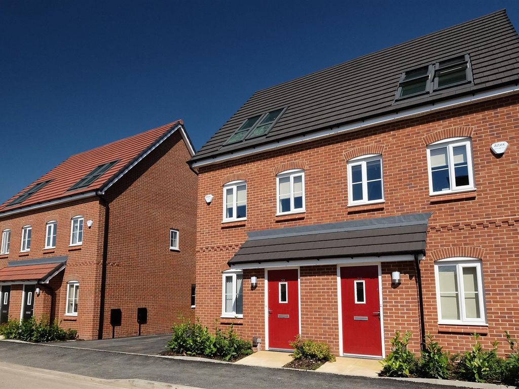 3 bed semidetached house to rent in Herringbone Road, Worsley M28, £