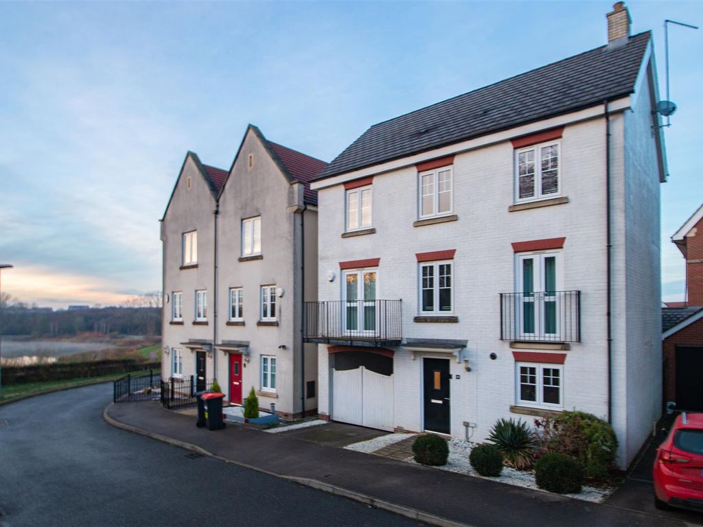 4 bed detached house to rent in Skye Crescent, Newton Leys, Milton