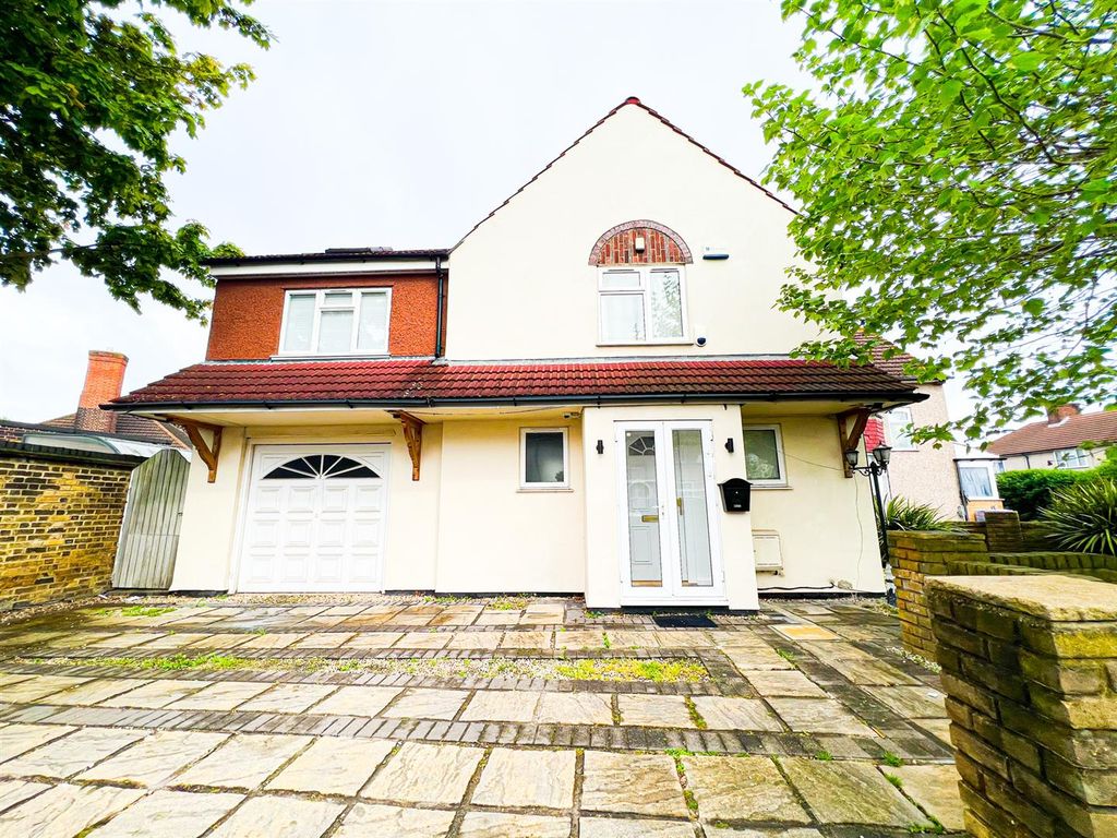4 bed end terrace house to rent in Langley Crescent, Dagenham RM9 Zoopla