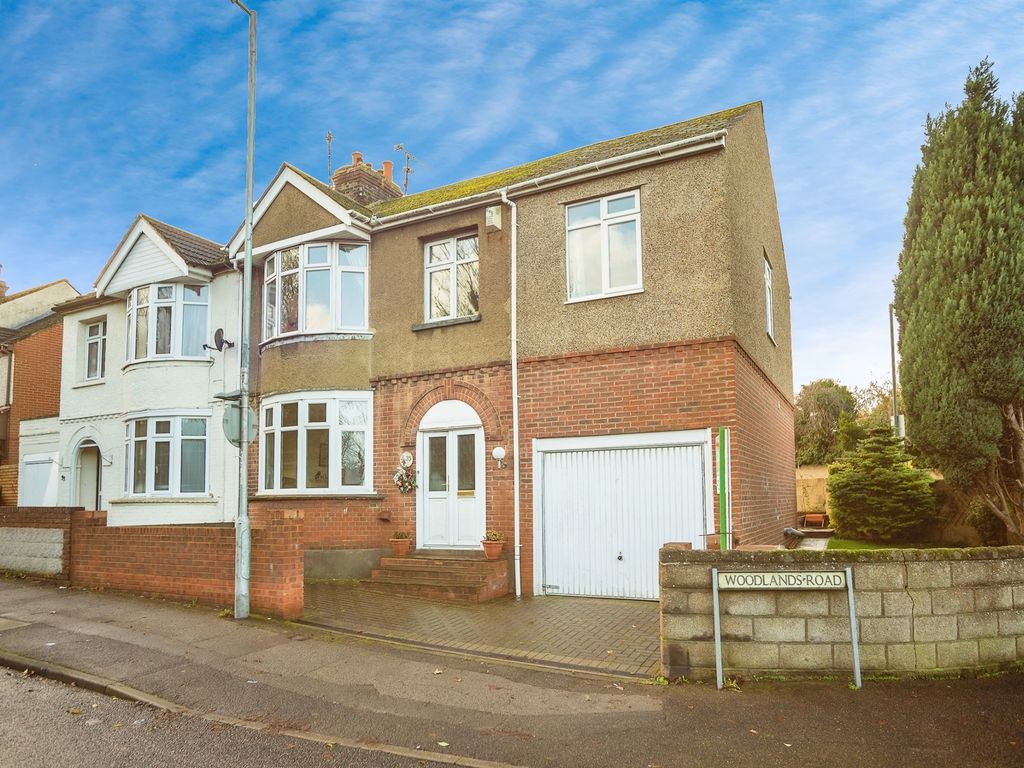 4 bed semidetached house for sale in Woodlands Road, Gillingham ME7, £
