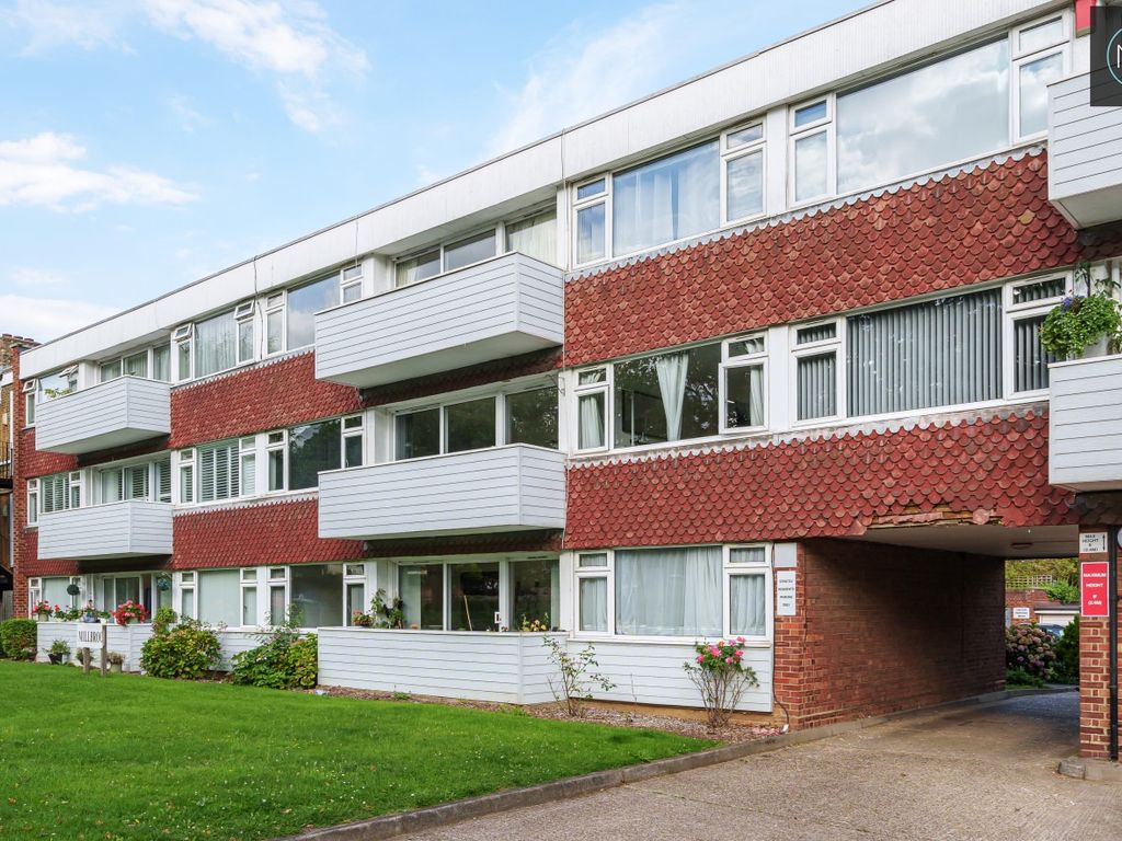 2 bed flat to rent in Millbrook, Woodford Road, South Woodford, London