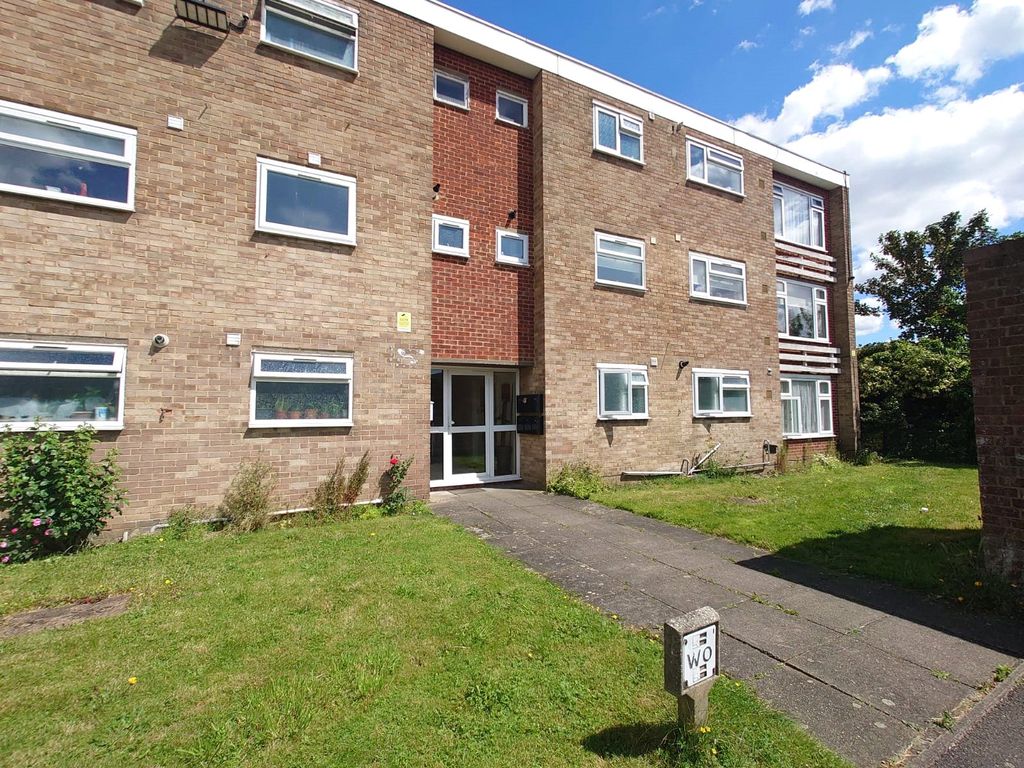 2 bed flat for sale in Little Elms, Hayes, Harlington UB3, £335,000