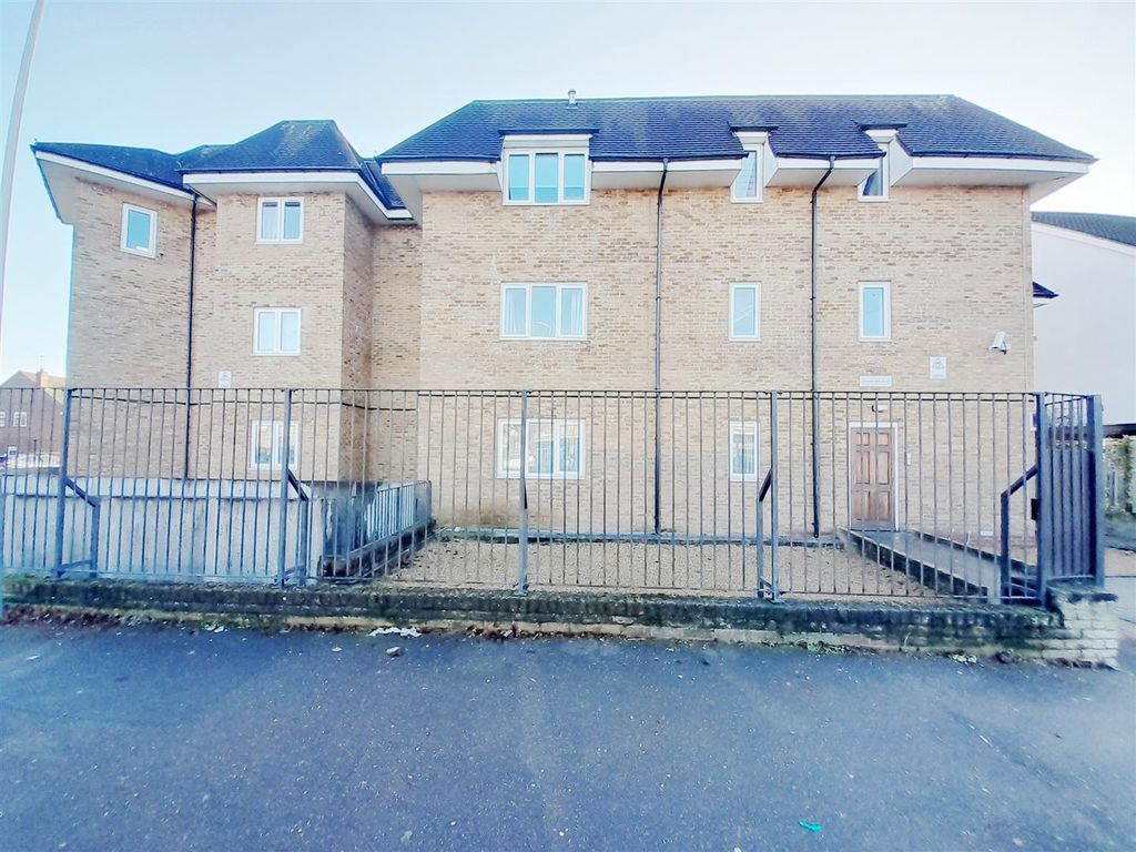 2 bed for sale in Greenacres House, Welbeck Avenue, Hayes