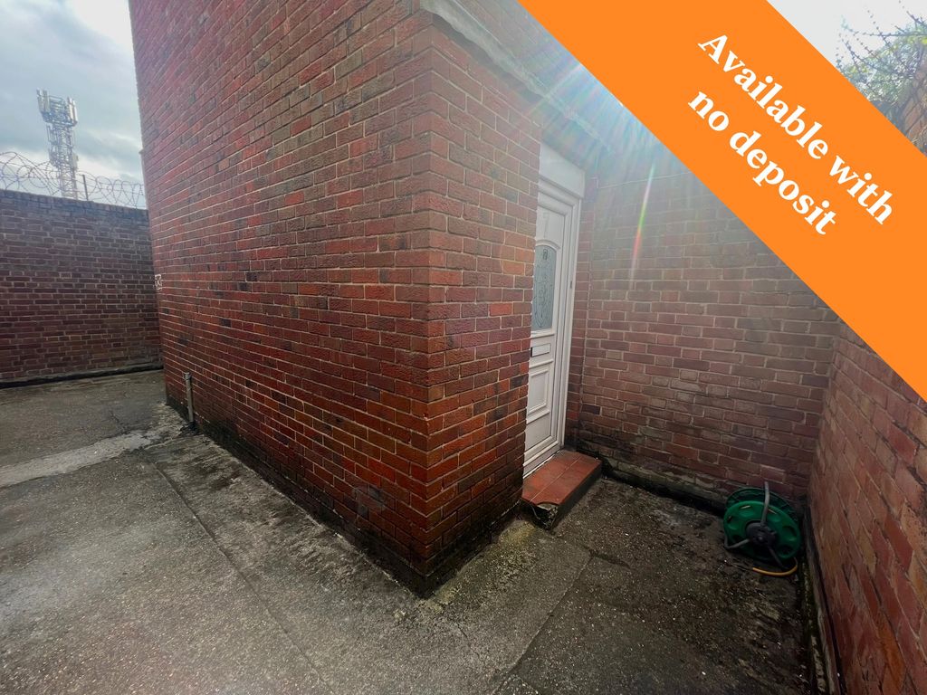 3 bed flat to rent in Ashley Crescent, Sholing, Southampton, Hampshire