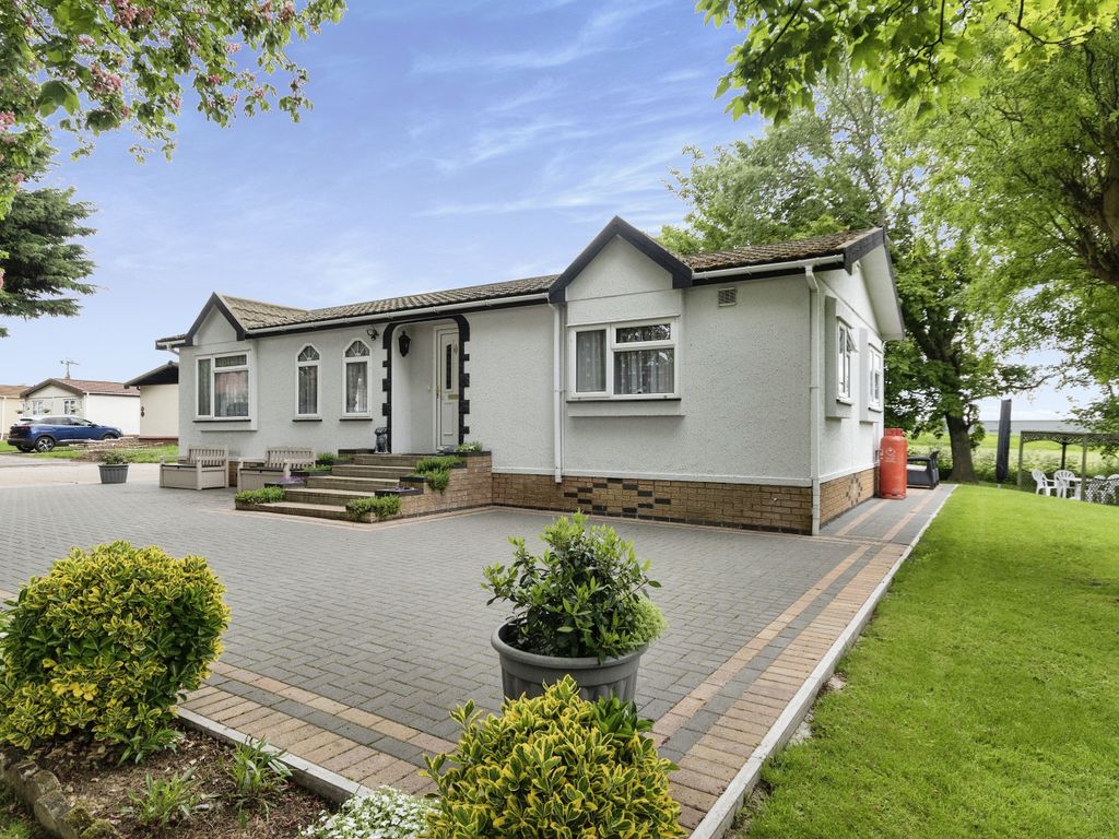 2 bed property for sale in Stratton Park, Biggleswade, Bedfordshire