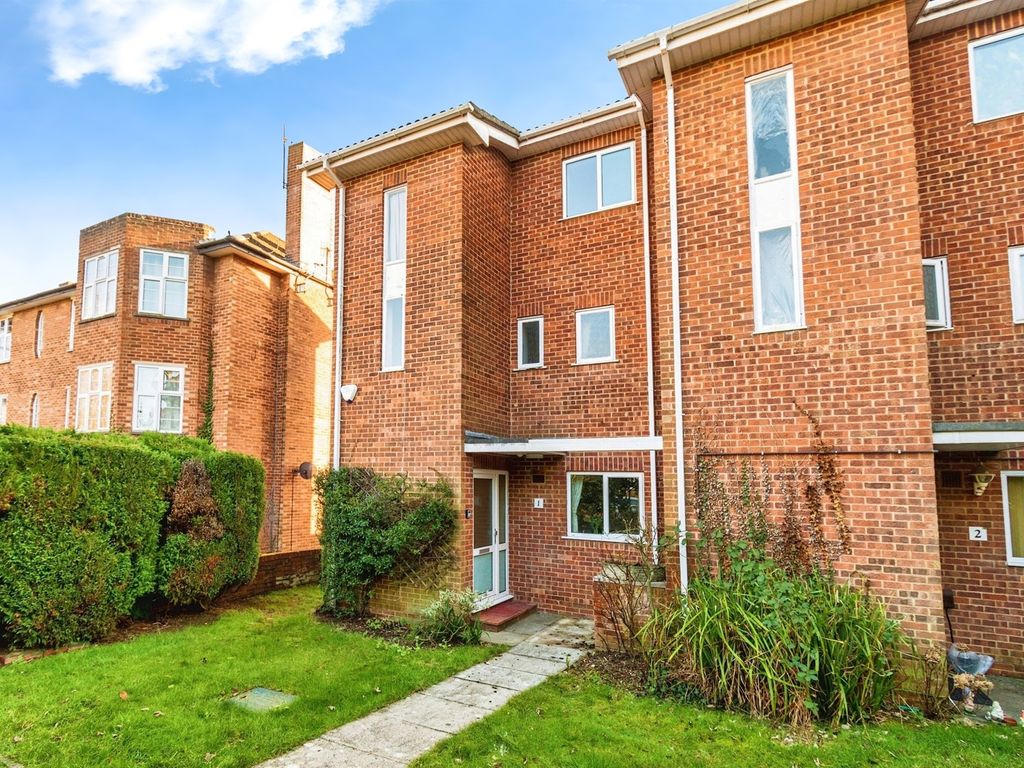 3 bed end terrace house for sale in Winn Road, Southampton SO17, £