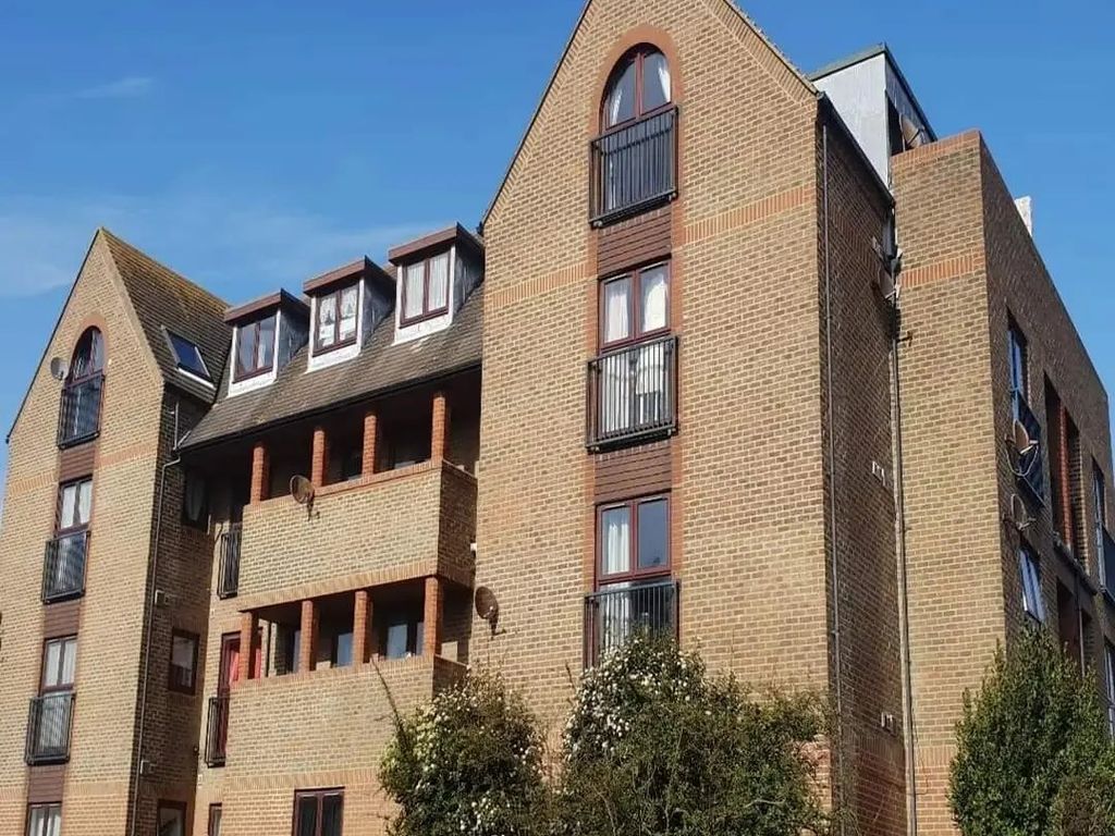 2 bed flat to rent in Holliers Hill, BexhillOnSea TN40, £1,100 pcm