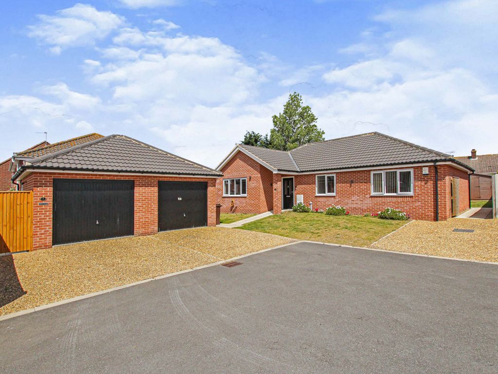 3 bed detached bungalow for sale in Beach Road, Great Yarmouth NR29 Zoopla