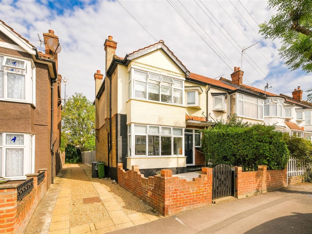 3 bed end terrace house for sale in Albert Avenue, London E4, £550,000