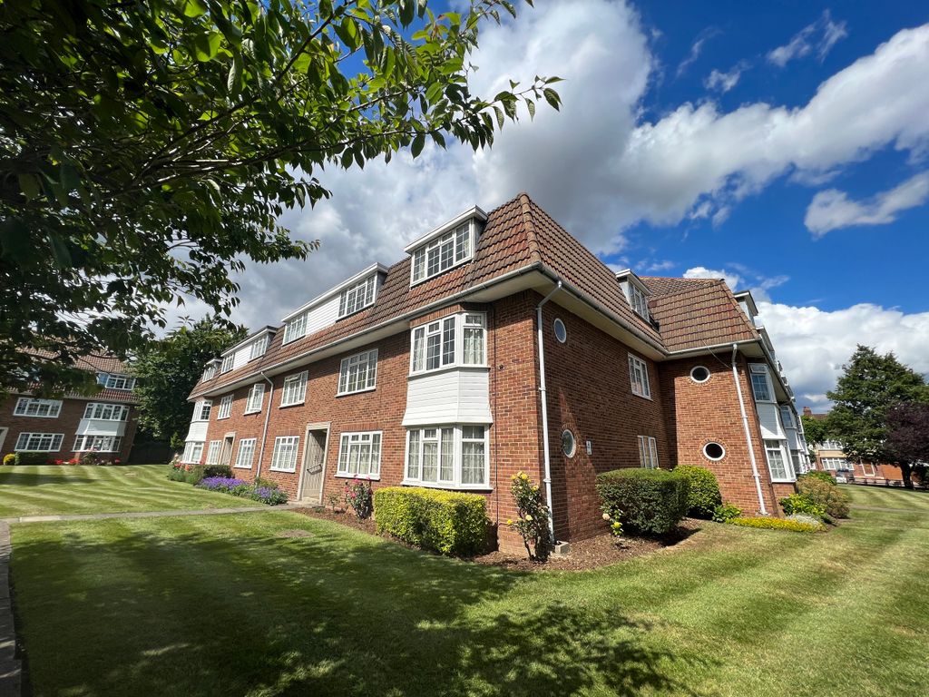 2 bed flat to rent in Hemingford Road, North Cheam, Sutton SM3, £1,625