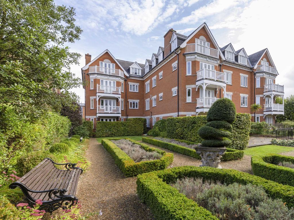 2 bed flat to rent in Darlaston Road, London SW19, £2,750 pcm Zoopla