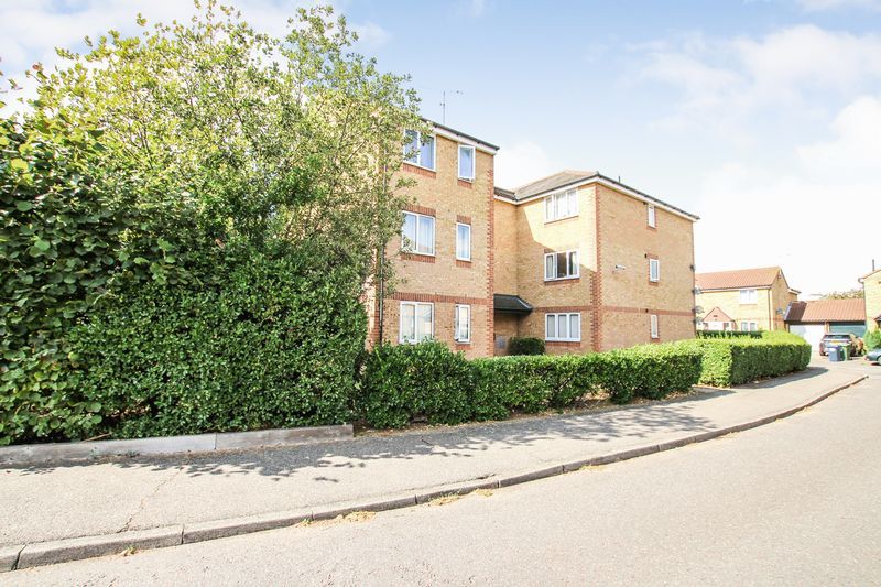 2 bed flat to rent in Danbury Crescent, South Ockendon RM15, £1,300 pcm