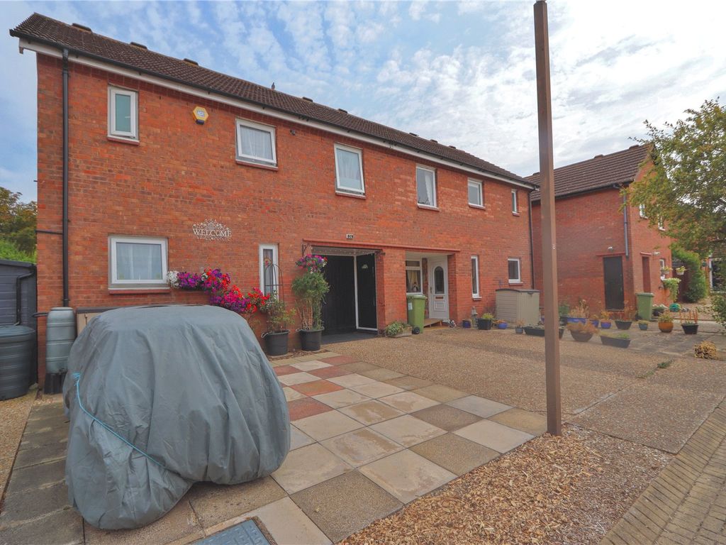 3 bed semidetached house for sale in Cavenham, Two Mile Ash, Milton