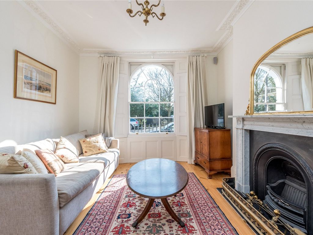 4 bed terraced house to rent in Gibson Square, Barnsbury, Islington