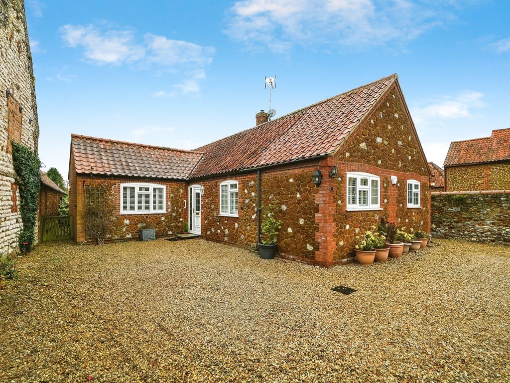 3 bed detached bungalow for sale in High Street, Ringstead, Hunstanton