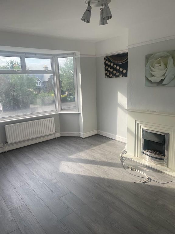 2 bed flat to rent in Collier Row Road, Romford RM5, £1,500 pcm Zoopla