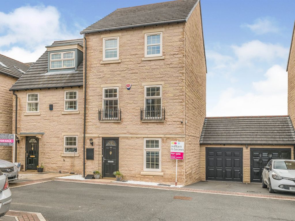 4 bed town house for sale in Marlington Drive, Ferndale, Huddersfield