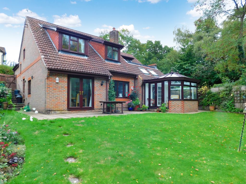 4 bed detached house for sale in Cromalt Close, Dibden Purlieu SO45