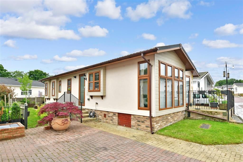 2 bed mobile/park home for sale in Woodlands Park, Biddenden, Ashford