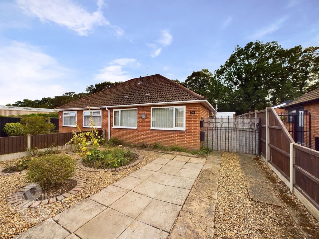 2 bed semidetached bungalow to rent in Thornham Road, Sprowston