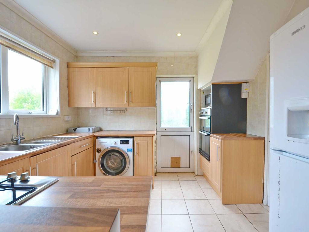 3 bed semidetached house to rent in Eastlake Close, Horfield BS7, £