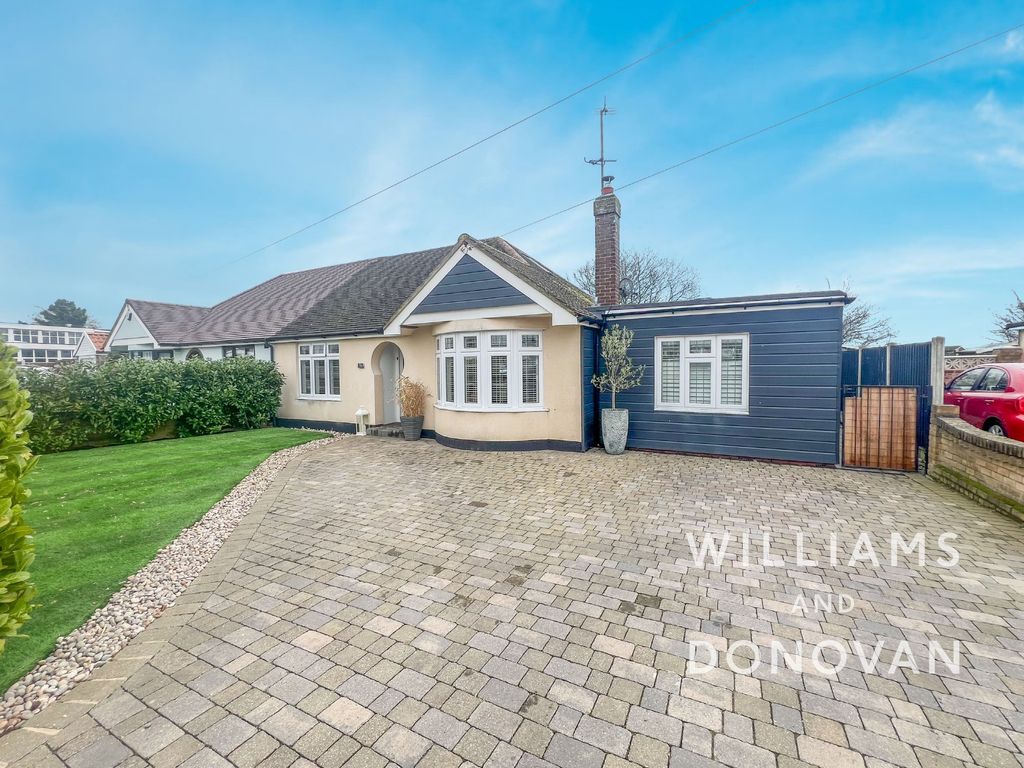 5 bed chalet for sale in Hamilton Gardens, Hockley SS5, £475,000 Zoopla