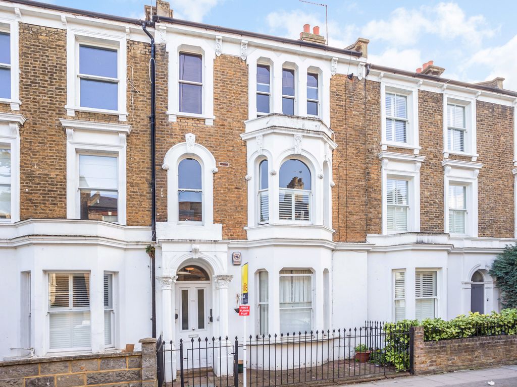 2 bed flat for sale in Disraeli Road, Putney, London SW15, £585,000