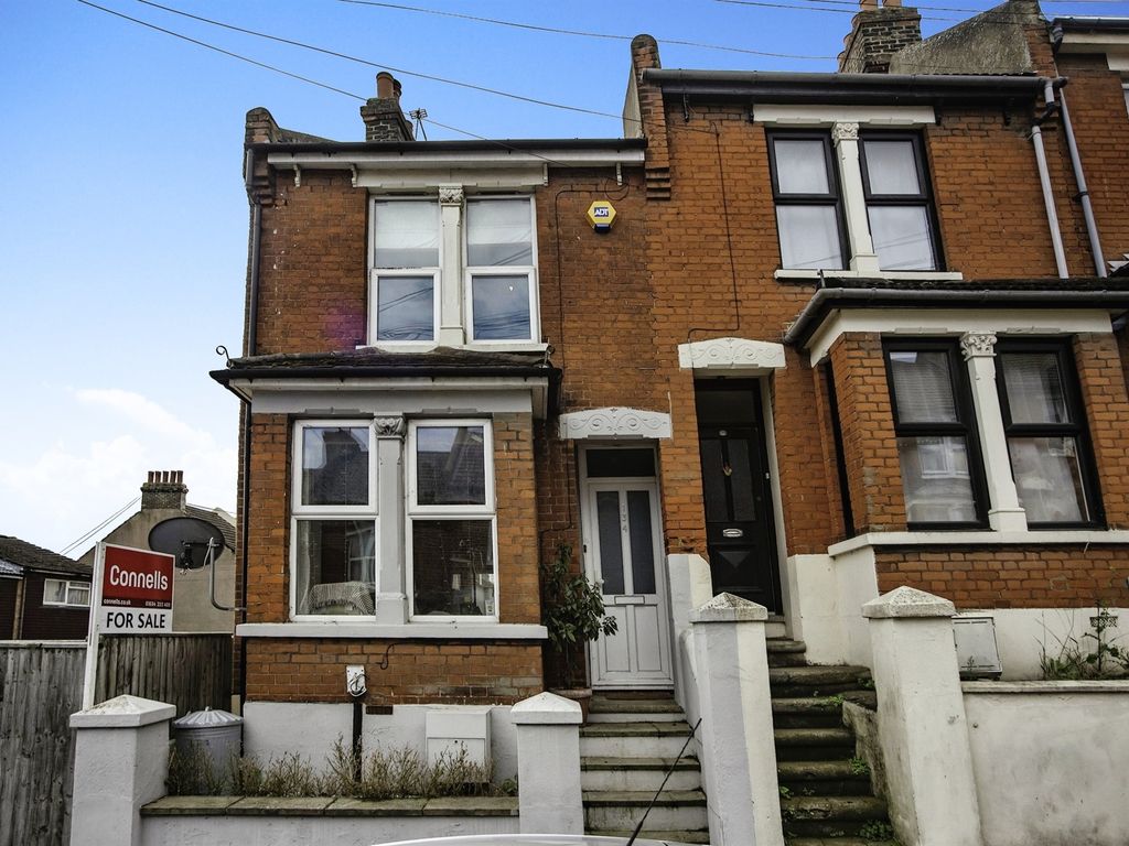 2 bed end terrace house for sale in Cecil Road, Rochester ME1, £250,000