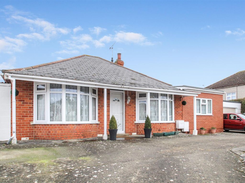 4 bed detached bungalow for sale in Green Road, Swindon SN2, £350,000