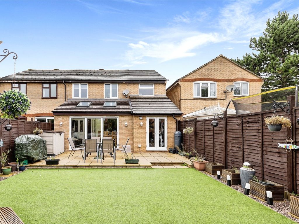 3 bed semidetached house for sale in Benson Close, Bicester