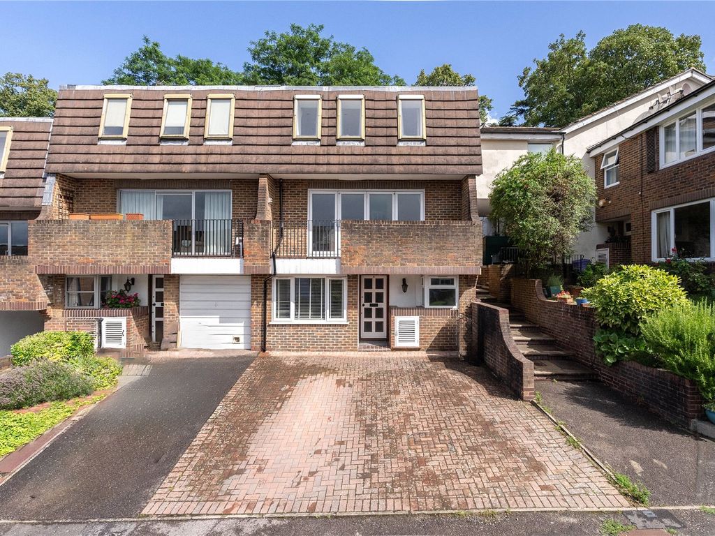 5 bed end terrace house for sale in Heights Close, Wimbledon, London