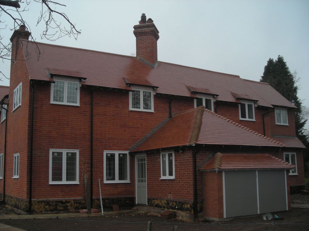 2 bed flat to rent in London Road South, Merstham, Redhill RH1, £1,350