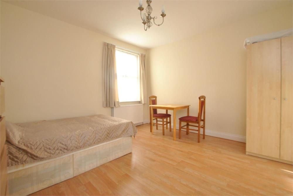 Studio to rent in Uxbridge Road, London W3, £1,250 pcm Zoopla