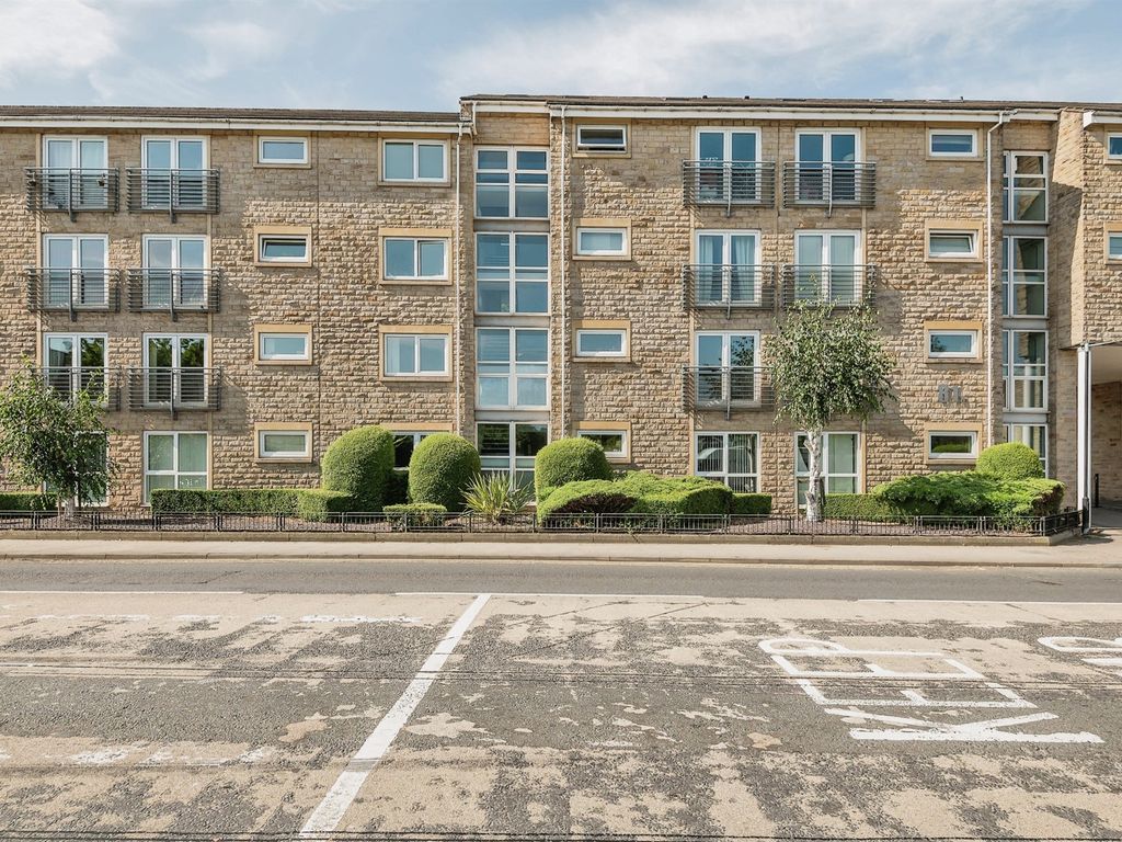 2 bed flat for sale in Halifax Road, Birchencliffe, Huddersfield HD3, £